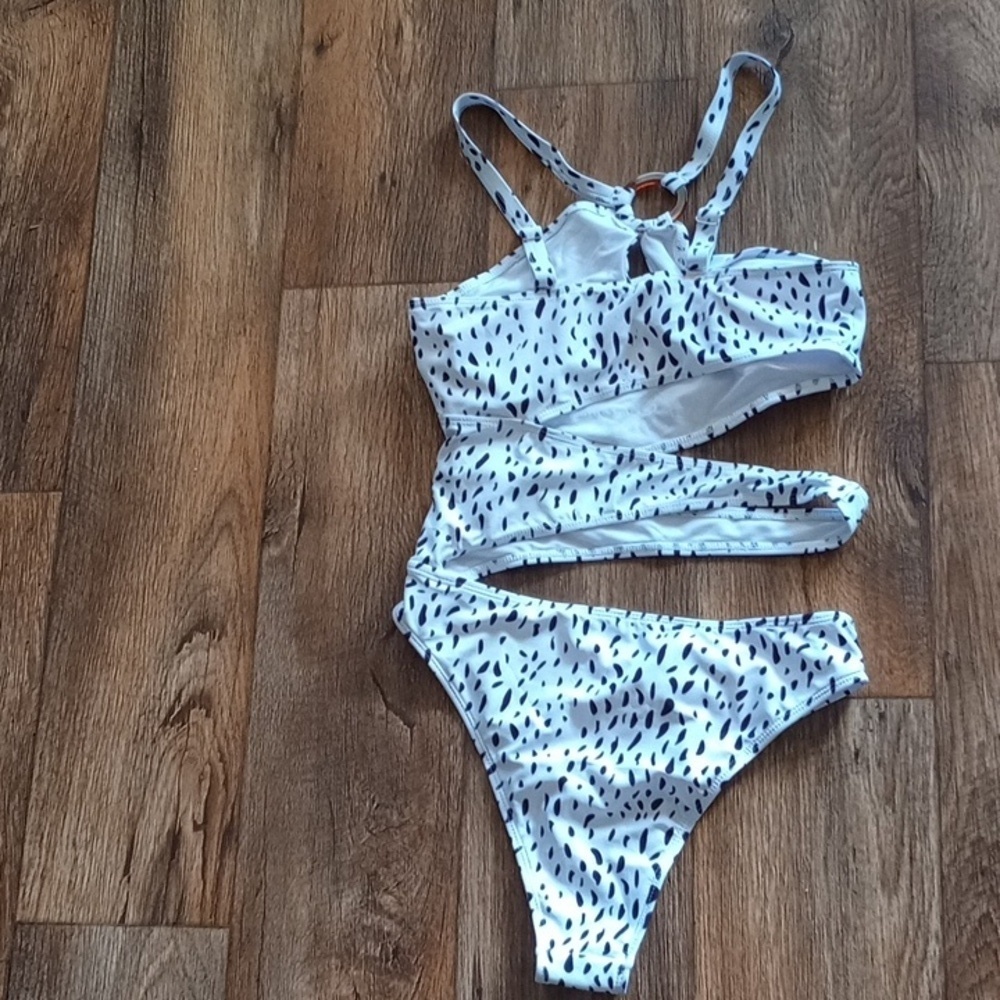 Stylish Black and White Swimsuit - Picture 2 of 4